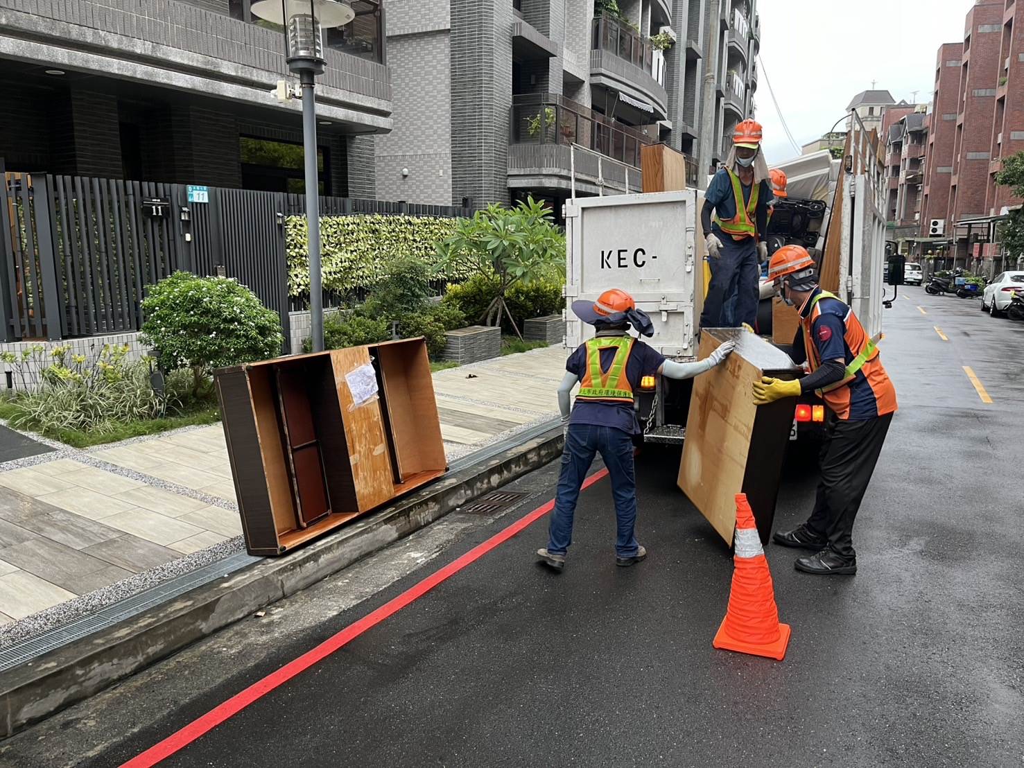 民眾清運廢棄大型家具時，請務必遵守與清潔隊約定的時間、及放置地點，切勿隨意棄置