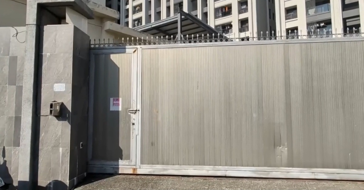 台電巡檢班長誤觸關門鈕遭鐵門夾死 妻崩潰痛哭