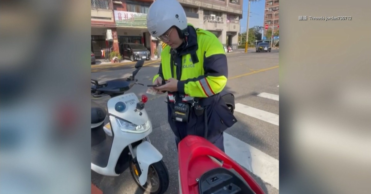 騎士煞不住壓線！被開單「闖紅燈」 嗆警：死要錢