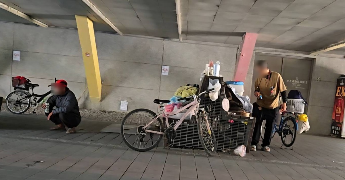 街友佔地為王！霸佔新莊運動中心座位隨地便溺 網友心驚