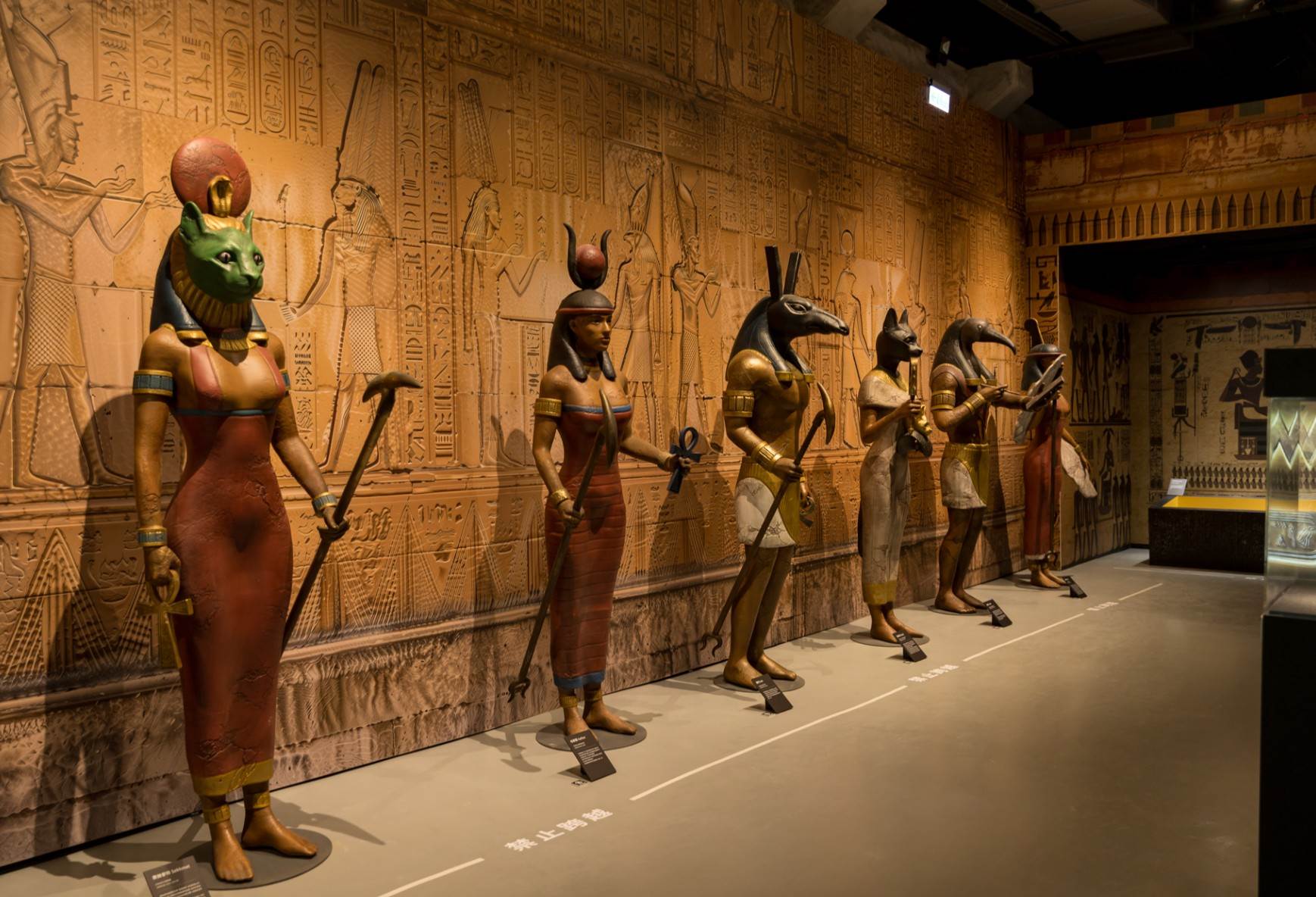 踏入埃及文明區，神像凝視與法老的威嚴震撼呈現。（圖／翡冷翠文創提供） 