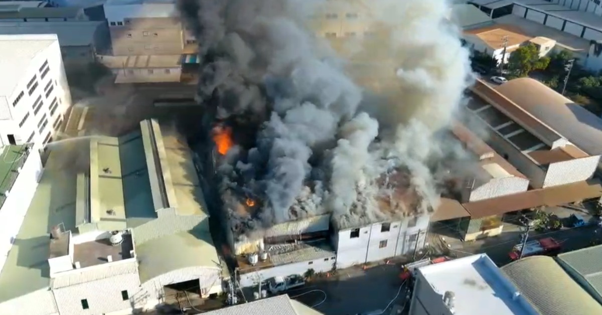 快訊／台南金屬拋光廠大火 「巨濃火煙」摜破屋頂狂竄