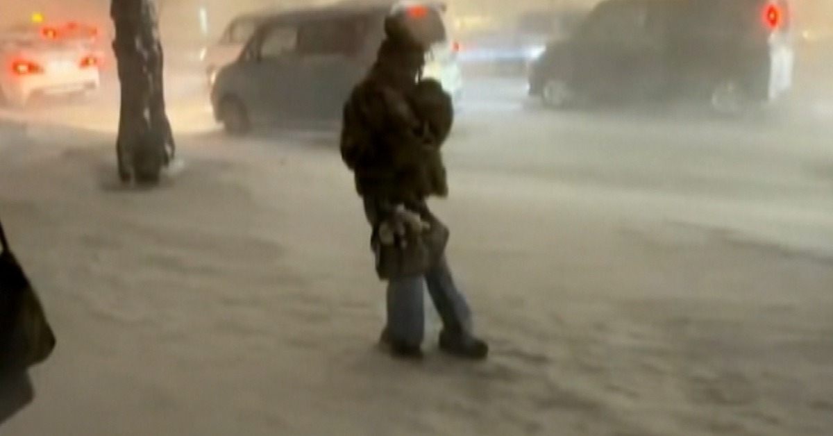 北海道札幌恐怖大雪！ 台遊客「克難」背風倒退走