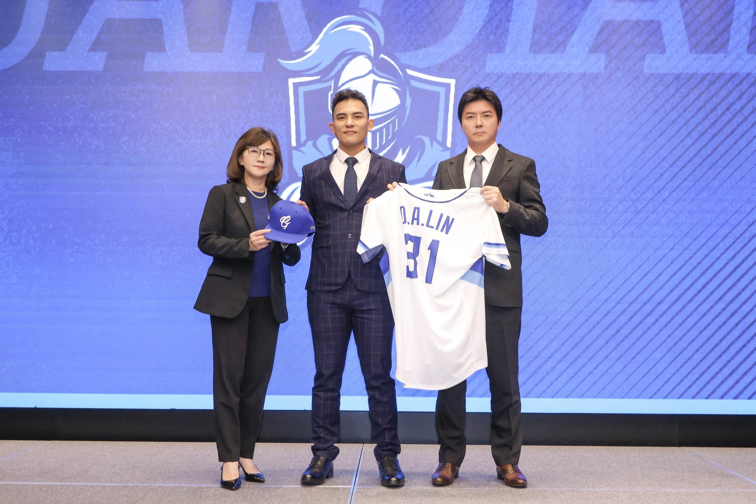 富邦悍將領隊陳昭如、副領隊林威助歡迎林岱安加入