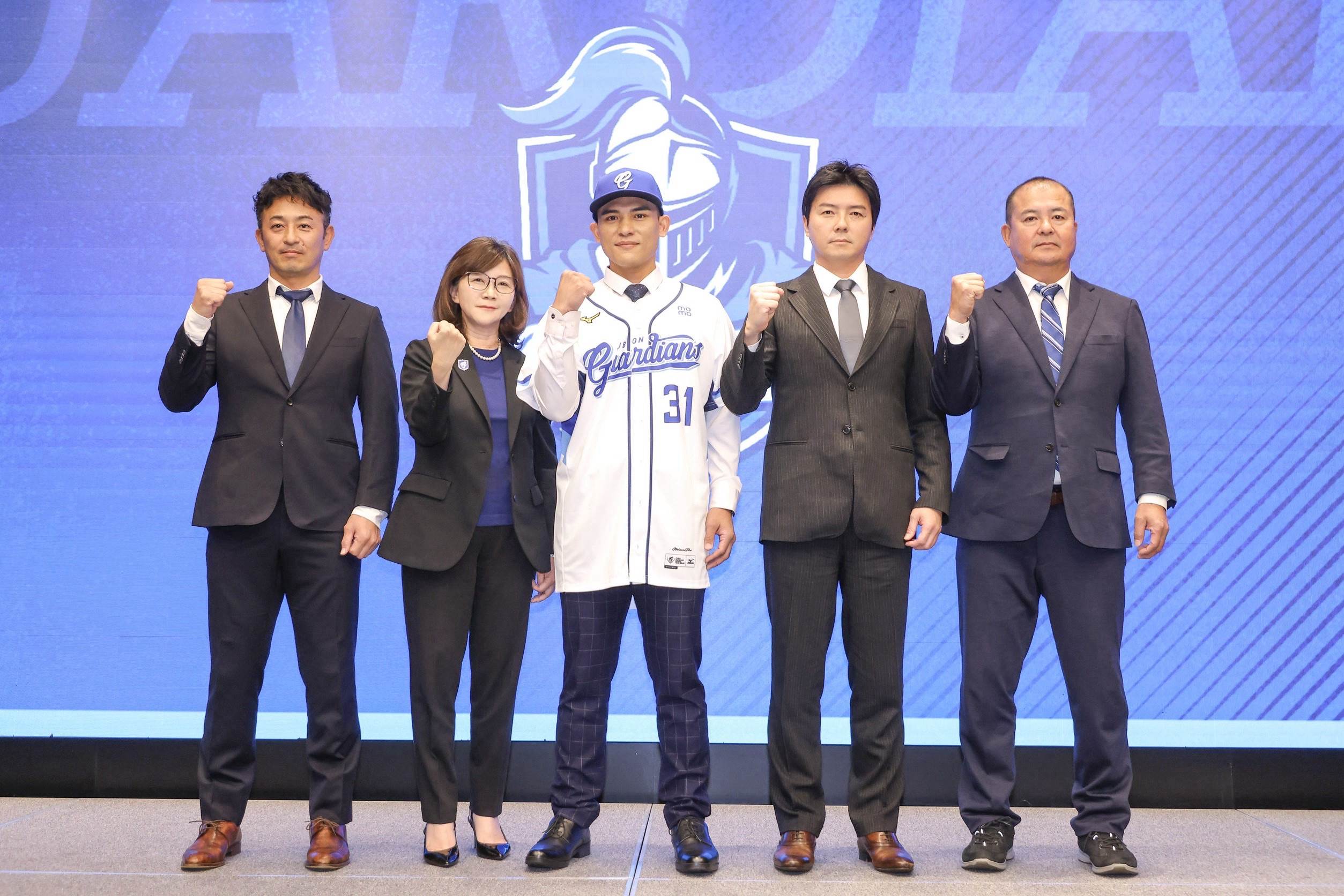 富邦悍將後藤光尊總教練、的山哲也教練歡迎林岱安加入