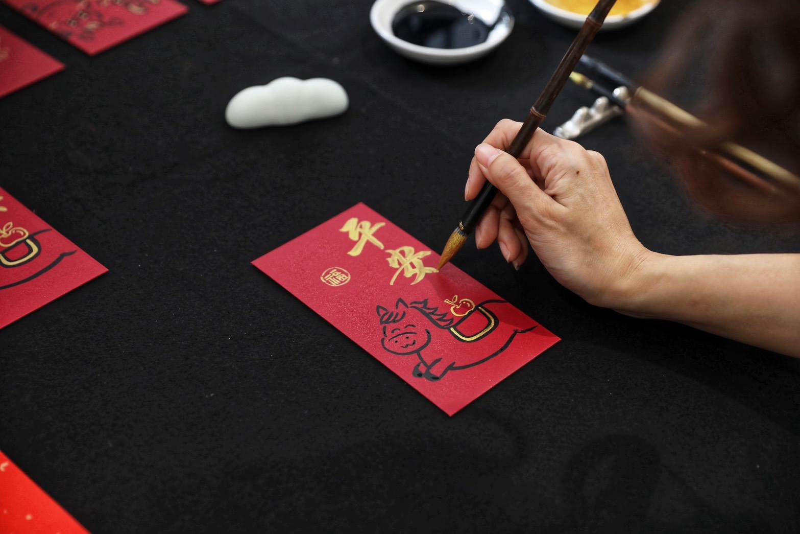 圖4【新普利】攜手新銳書法家楊修華老師親筆揮毫，，將新春祝願化為一份兼具文化溫度_