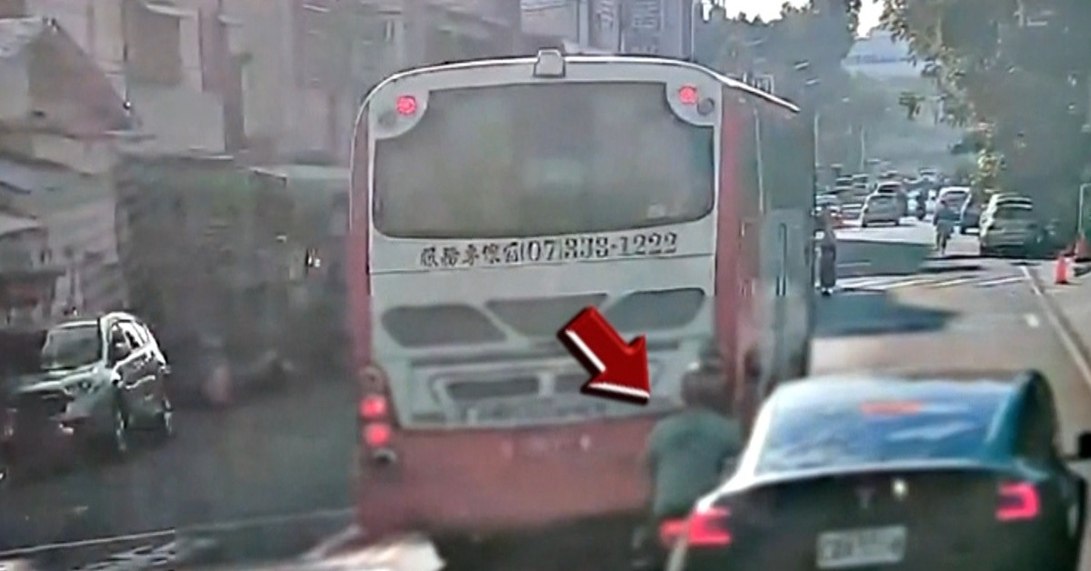 獨家／誰逼車？騎士突煞停與特斯拉碰撞 駕駛控碰瓷