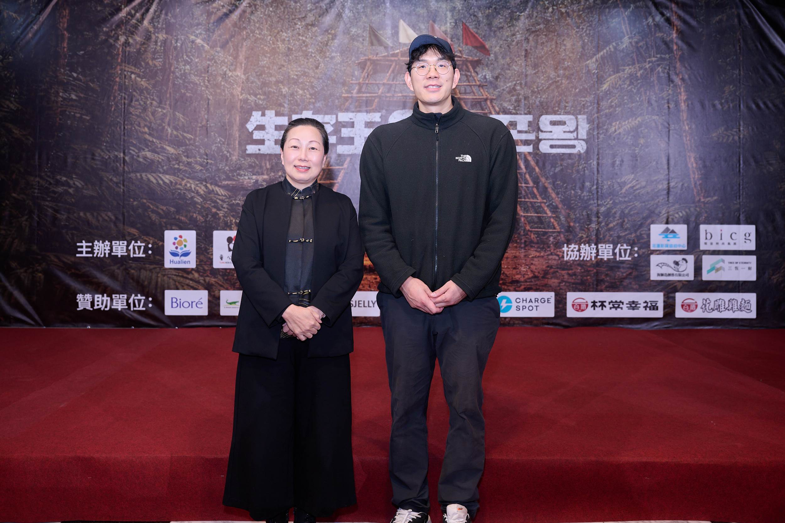 生存王2開拍記者會徐榛蔚縣長與朝鮮TV節目導演尹志浩合影。（圖／花蓮縣政府提供）