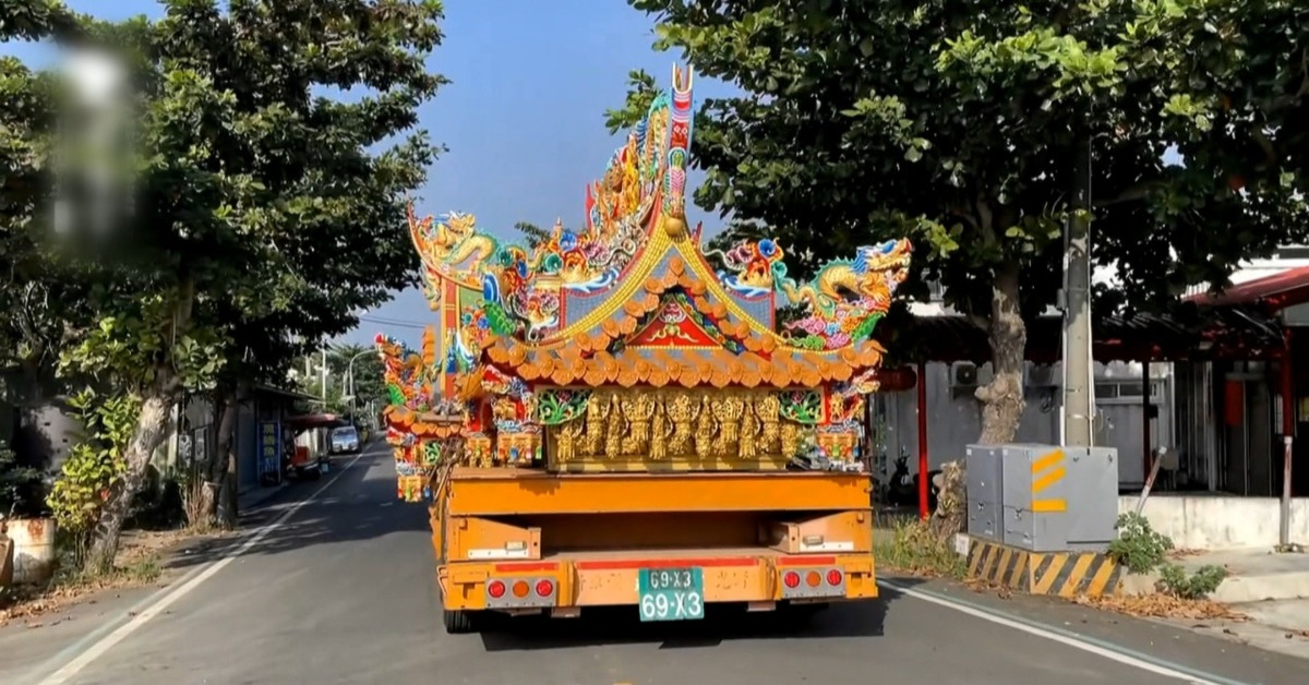 神明的移動宮廟！？占據兩線道 為安全「龜速」