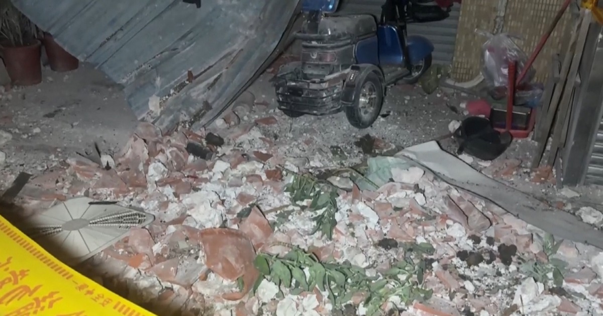 台中莒光新城13F紅瓦崩落 壓垮鐵皮嚇壞獨居嬤