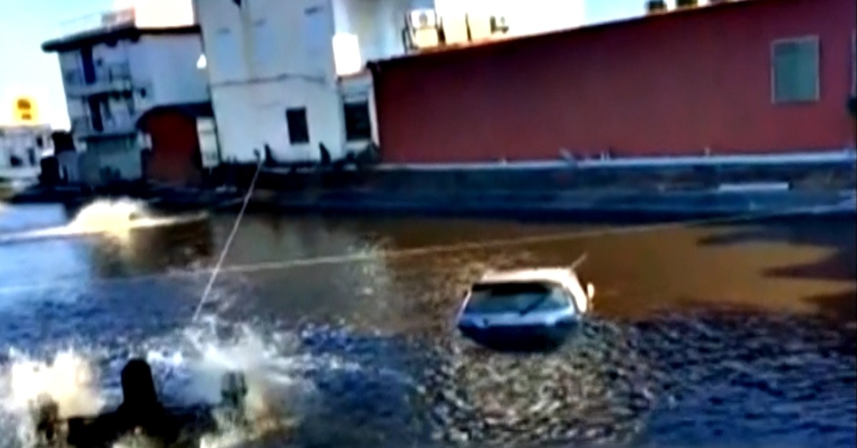 離奇！男開車撞進餐廳掉魚塭 桶仔雞店如遭轟炸