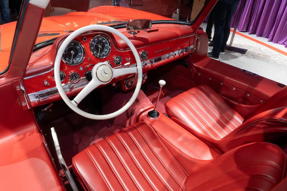 內裝也是紅通通，湊近還可以聞到優雅的皮革香，可惜你們聞不到。（圖／林昱丞攝影）