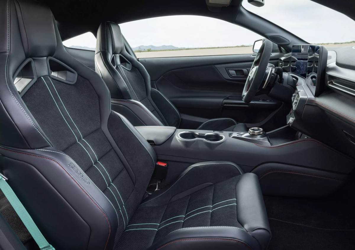 車內採用來自GTD的平底方向盤、Alcantara麂皮及碳纖維飾板等運動化元素。（圖／福特提供）