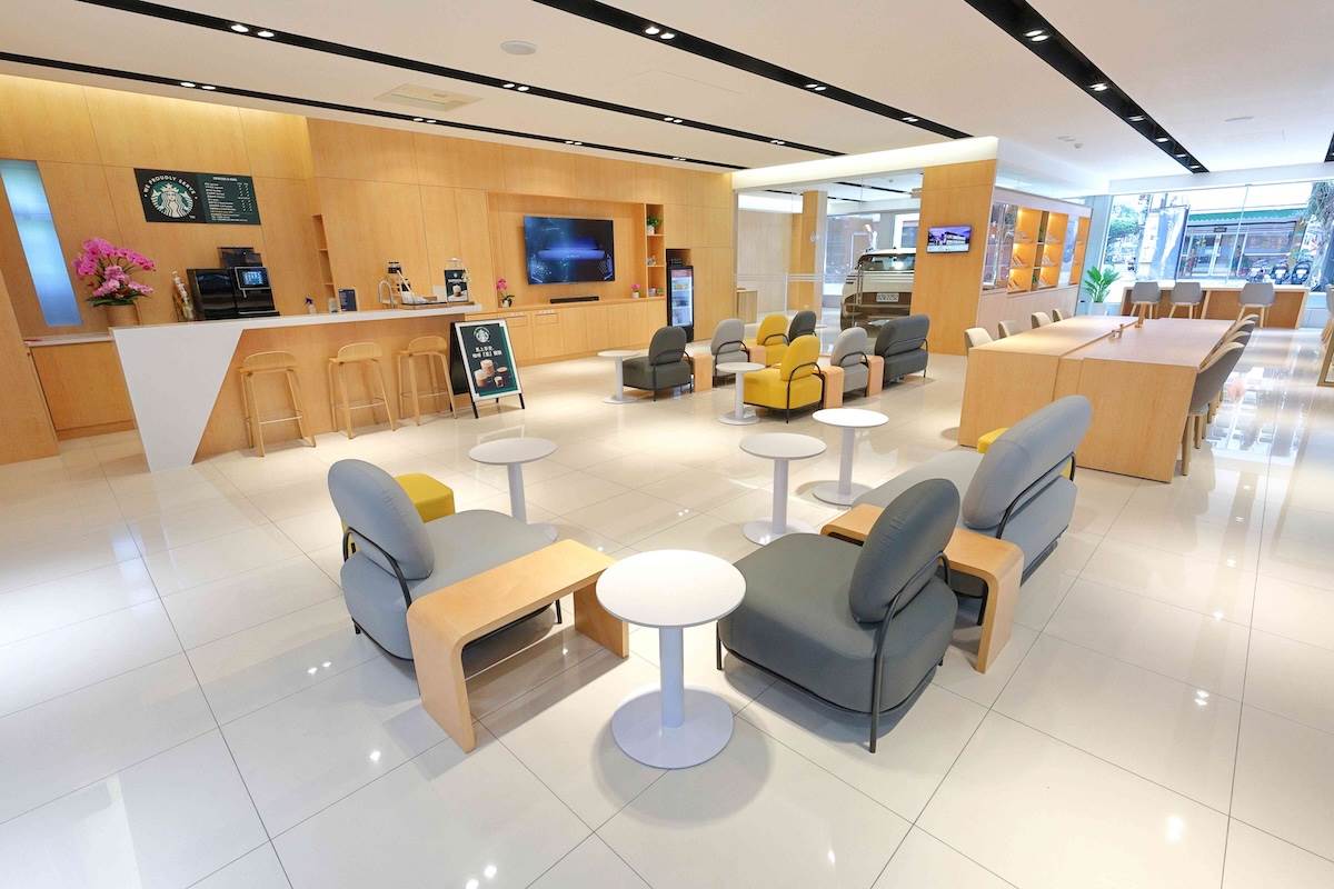 客休區採用暖色調，等待過程中也可以很舒適。（圖／台灣森那美起亞提供）