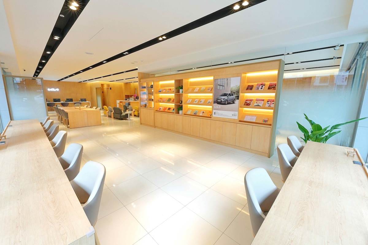 全新Kia土城服務廠打造如圖書館般的氛圍，高挑書牆陳列精心挑選包含現代文學類、哲學類等書籍。（圖／台灣森那美起亞提供）