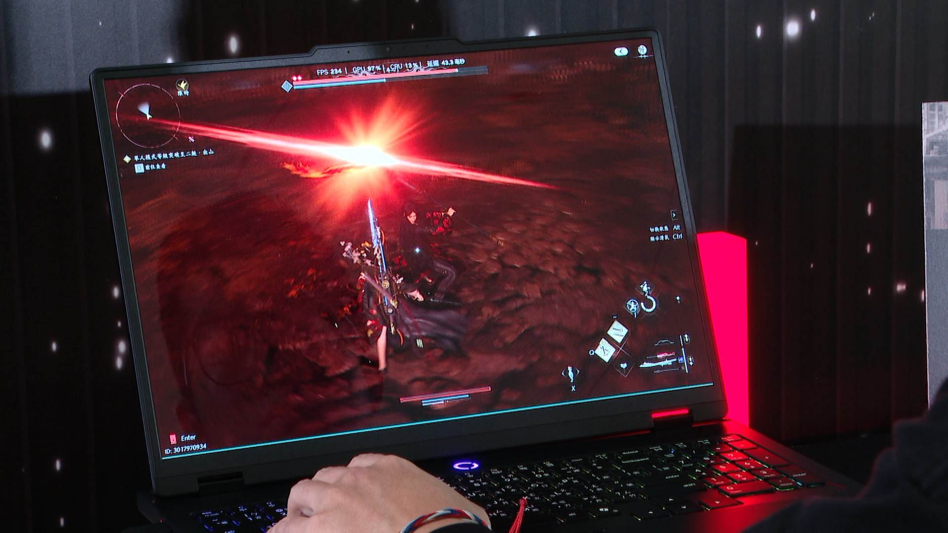 透過AI技術加持，即使在精細畫質下，仍能維持高畫格數的流暢遊戲體驗，展現更真實的戰力表現。（圖／東森新聞）