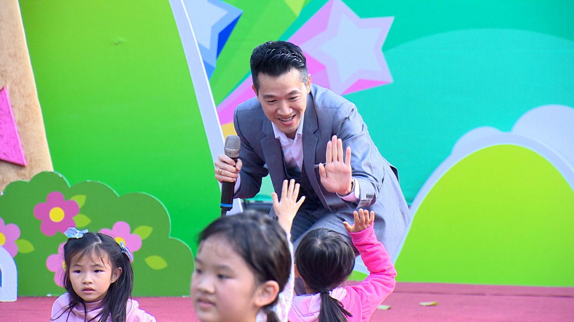 何志偉透過有獎徵答與小朋友近距離交流,展現高度親和力,吸引不少孩童擠到舞台前參與。(圖/東森新聞)