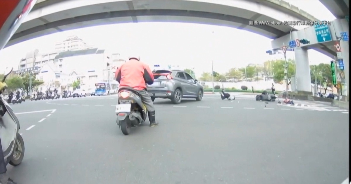 警察在旁邊！休旅車闖紅燈撞飛機車 騎士倒地不起