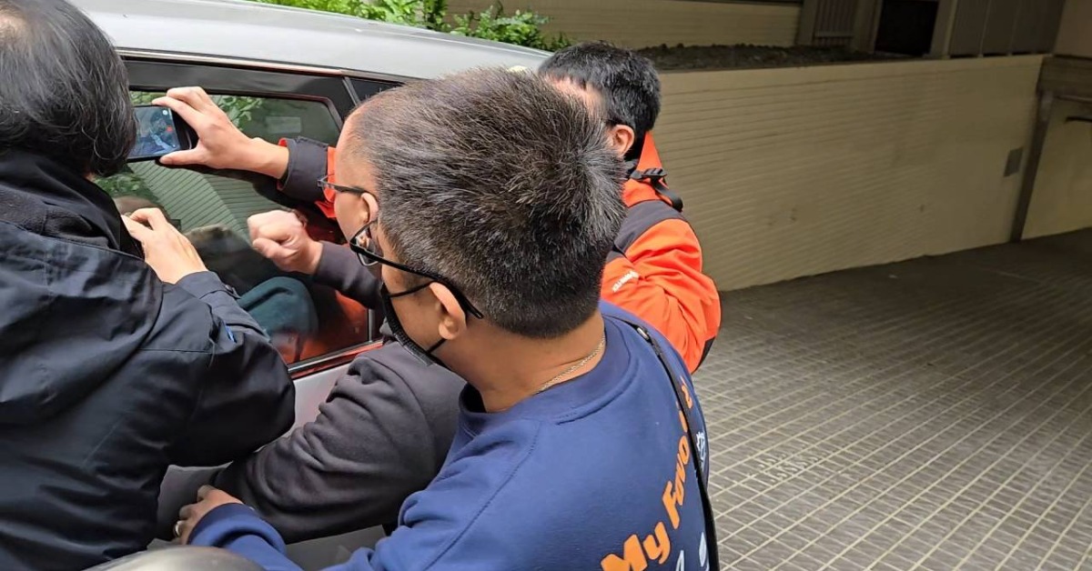 啃老男廖聰賢移送！ 親友捶窗怒吼：殺自己父母對嗎？