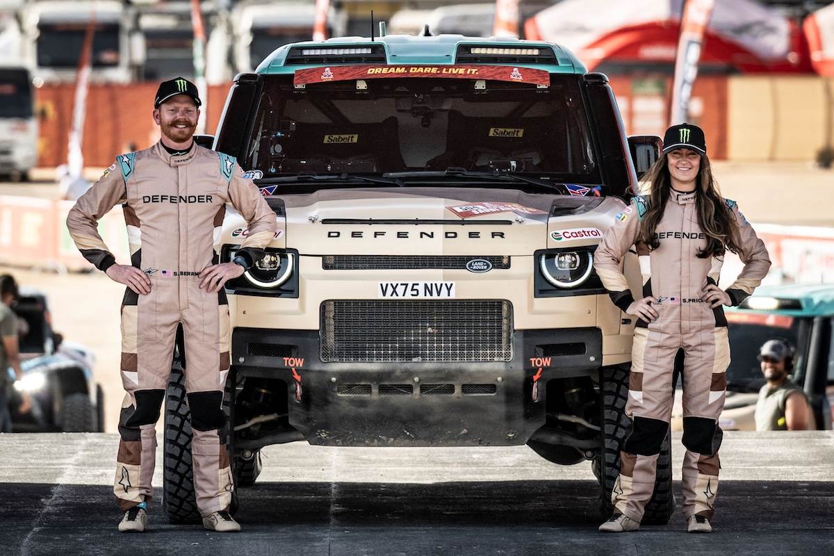 Sara Price（右）與導航員Sean Berriman。（圖／JLR Taiwan提供）