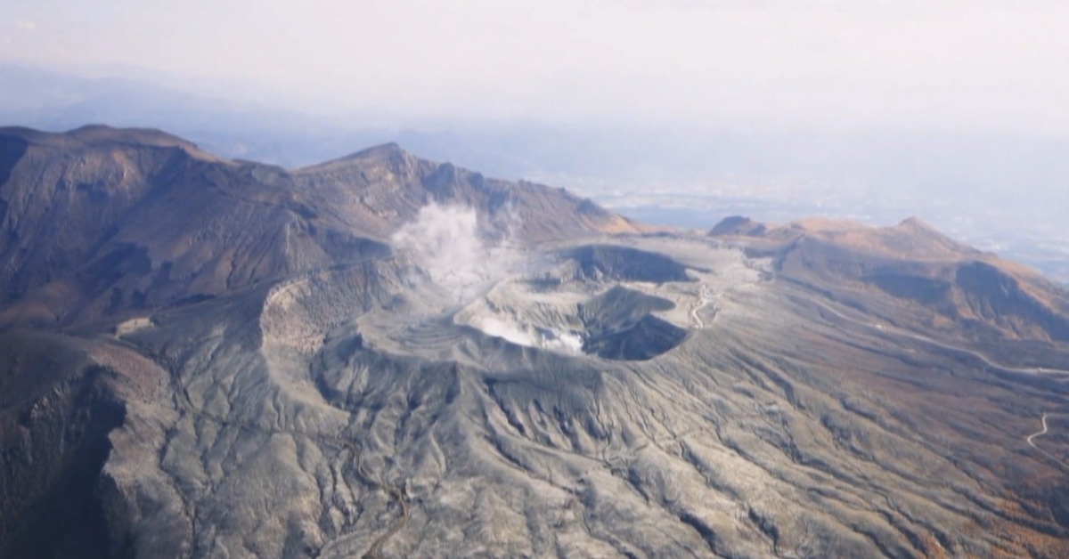 鳥瞰阿蘇火山夯！直升機一趟接一趟沒停