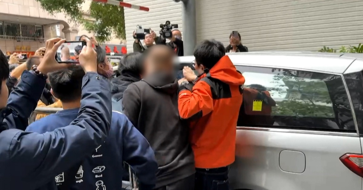 逆子朝父母頭狂砍！親友怒拍警車窗罵：垃圾