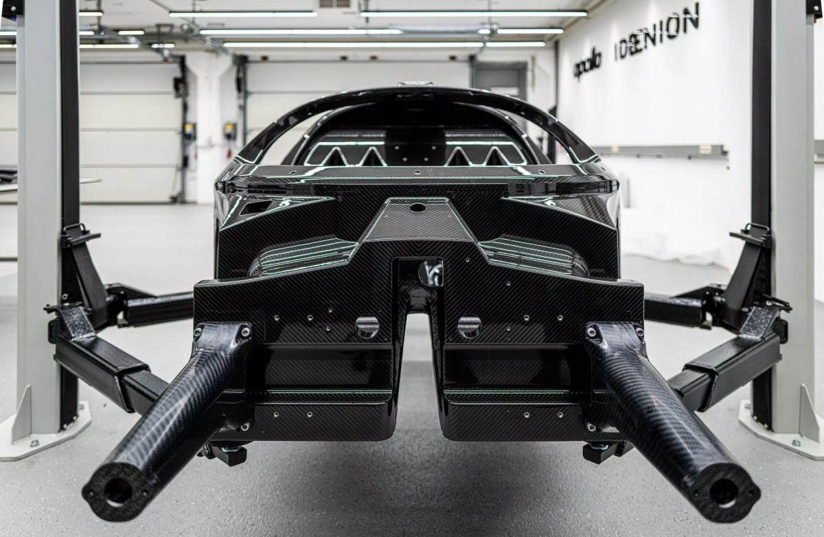 車輛採用一體成型碳纖維單體車體結構,重量僅165公斤。(圖/Apollo提供)