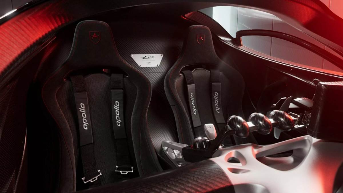 車內座椅同樣展現硬派風格,並且搭載四點式安全帶系統。(圖/Apollo提供)