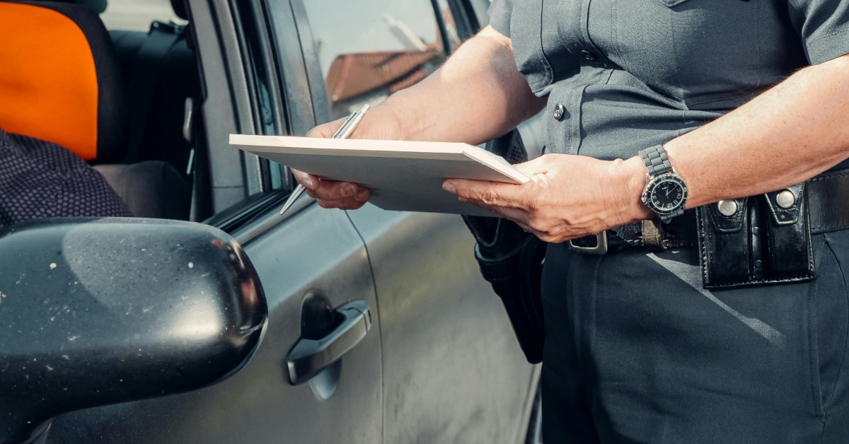 東區巷內「轎車違停」擋停車場 民眾狂叭找嘸車主