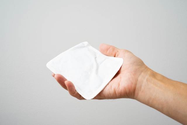 旅客被要求將託運行李中的暖暖包全數取出改為隨身攜帶。（示意圖／翻攝自photoAC）