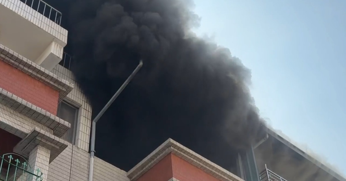 高雄透天堆回收物整棟燒 鄰居遭波及哭紅雙眼