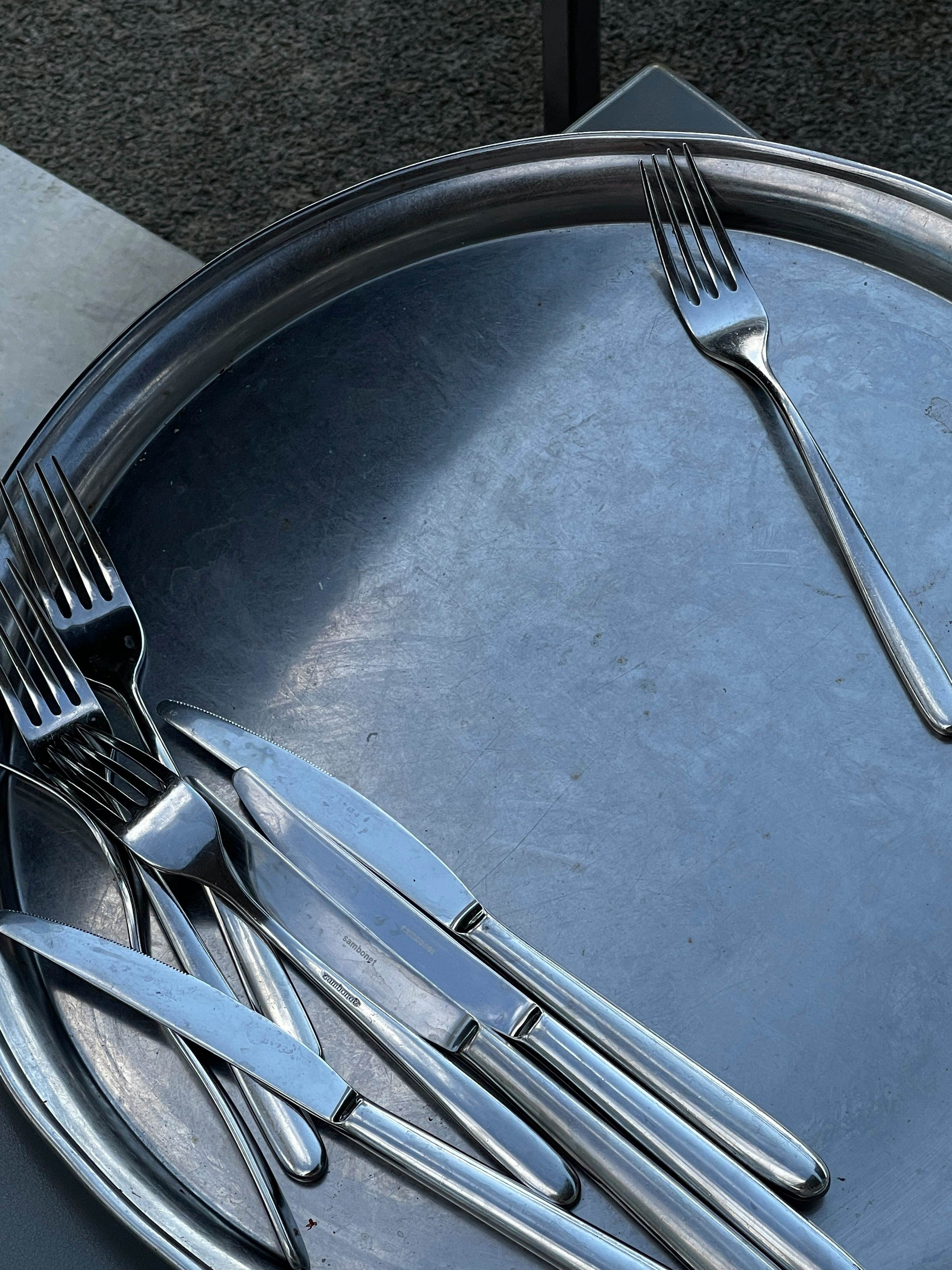 每天都會伸手拿取好幾次的餐具托盤。（示意圖／翻攝自pexels）