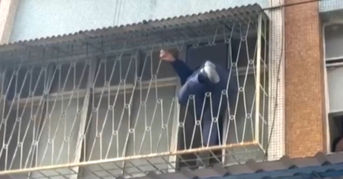 獨家／男子報案「我爸被殺」！大批警爬窗、搜屋 才知被騙了