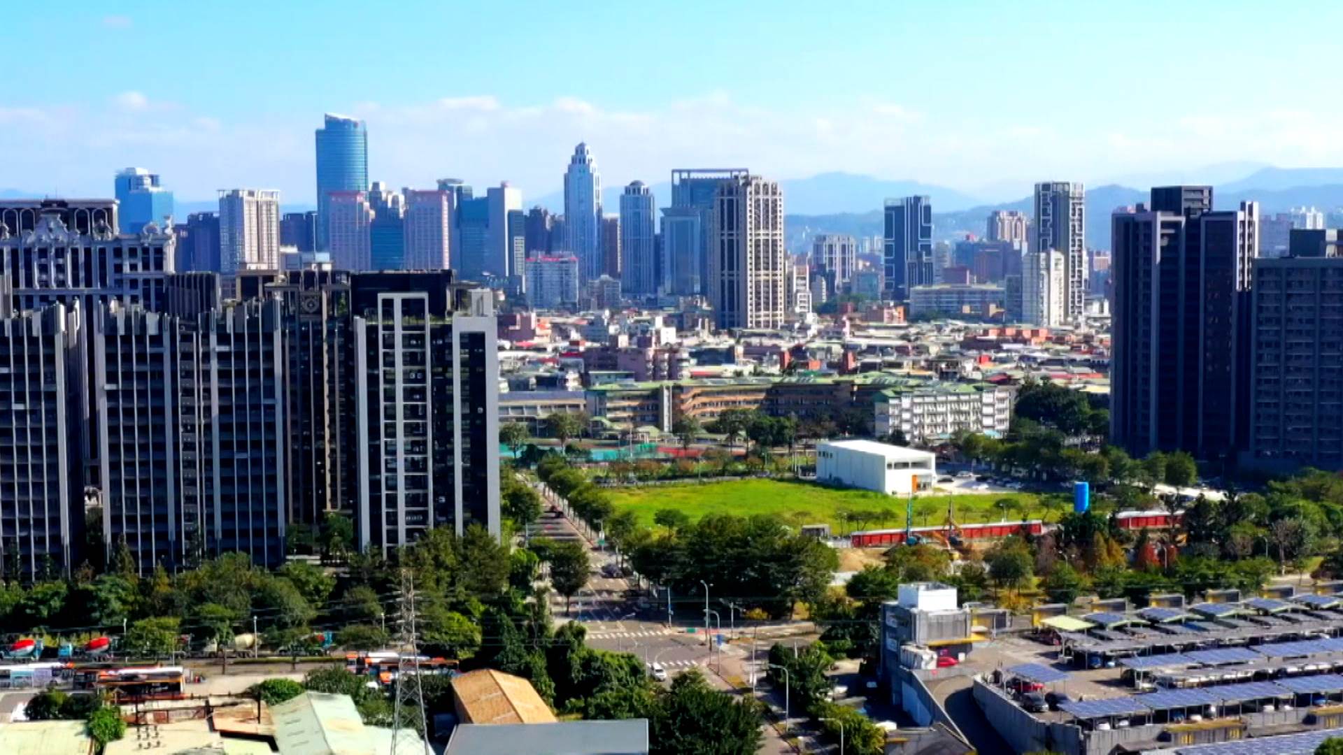 摩天大樓林立、車流往來密集，板橋新板特區在鐵路共構優勢帶動下，快速崛起為新北市重要的政經與交通樞紐。（圖／東森新聞）