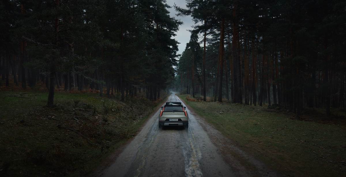 EX60 Cross Country前後保桿與D柱上呈現「Cross Country」專屬標誌，前後下保桿採用不鏽鋼拉絲防刮材質。（圖／Volvo提供）