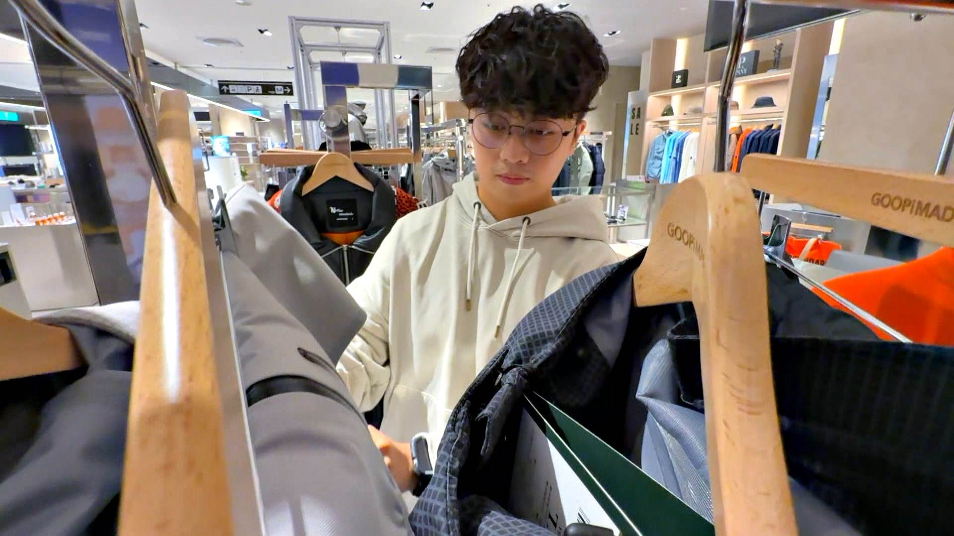 隨著氣溫下降，加上春節將近，民眾有換季添購新裝的需求，百貨賣場人潮明顯增加。（圖／東森新聞）