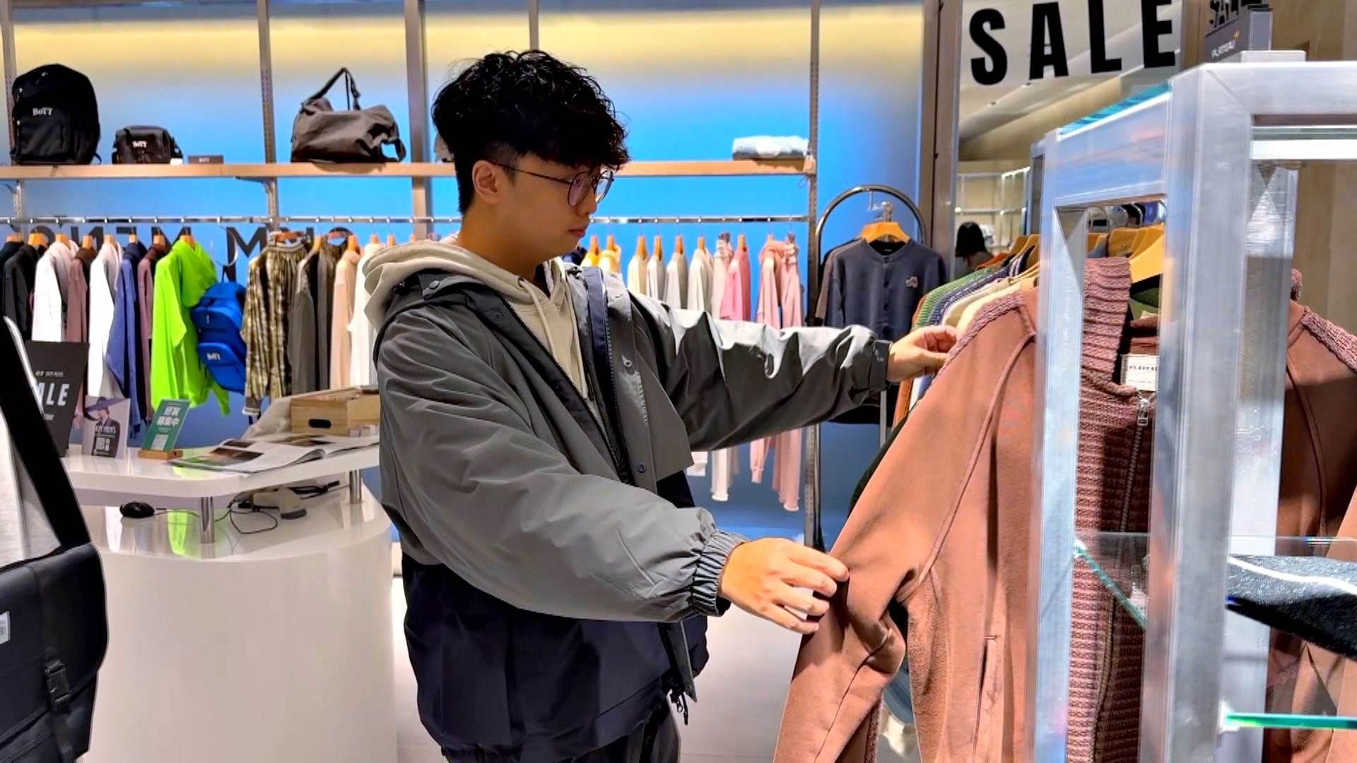 小奢侈勝過大奢侈，百貨靠點數回饋讓消費者也能在享受購物樂趣的同時，兼顧荷包精省。（圖／東森新聞）