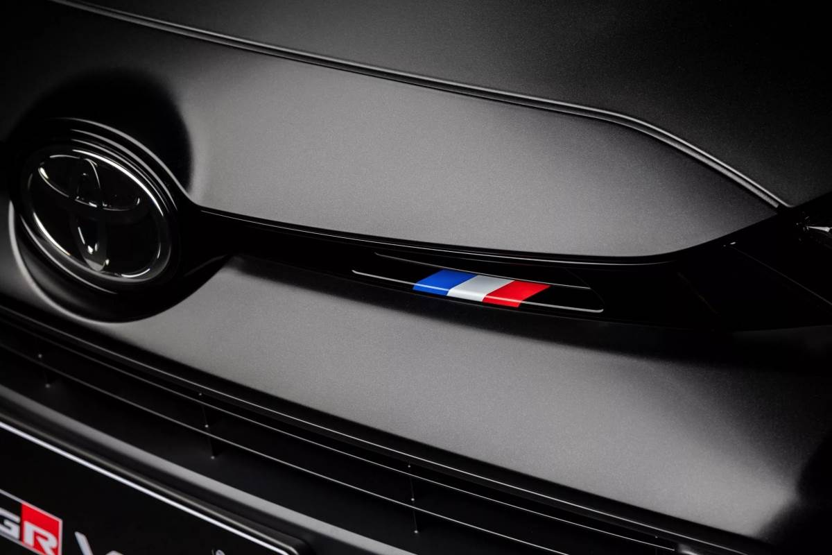 車頭可以看到法國三色國旗裝飾，因為Sébastien Ogier是法國人。（圖／豐田提供）