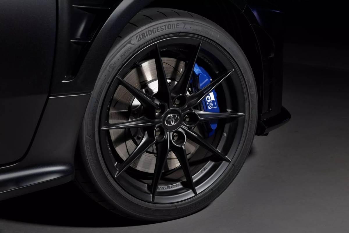 黑色車身搭配消光黑的輪圈相當搶眼，內部的藍色卡鉗則是Sébastien Ogier的代表色。（圖／豐田提供）