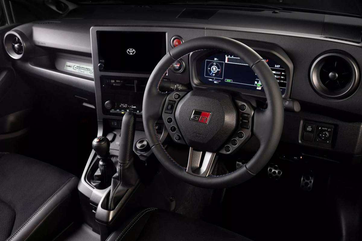 方向盤盤徑更小，同時還配備了直立式的手煞車。（圖／豐田提供）
