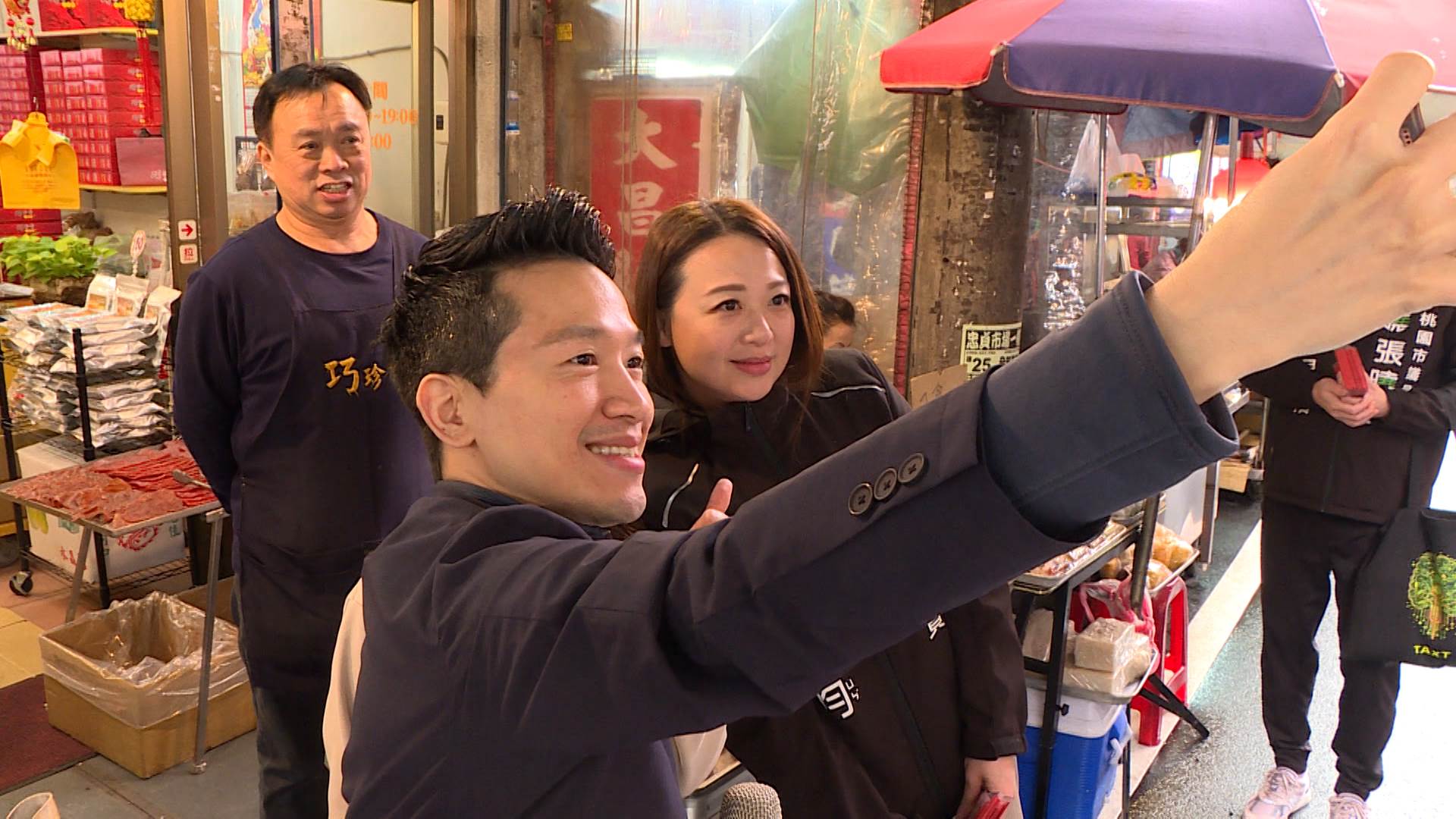 市場人潮中，何志偉與民眾互動、合影，現場氣氛熱絡。（圖／東森新聞）