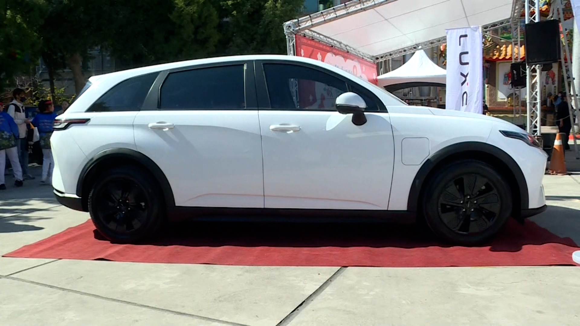 台中大里吳小姐以 236 元消費幸運抽中百萬汽車。（圖／東森新聞） 