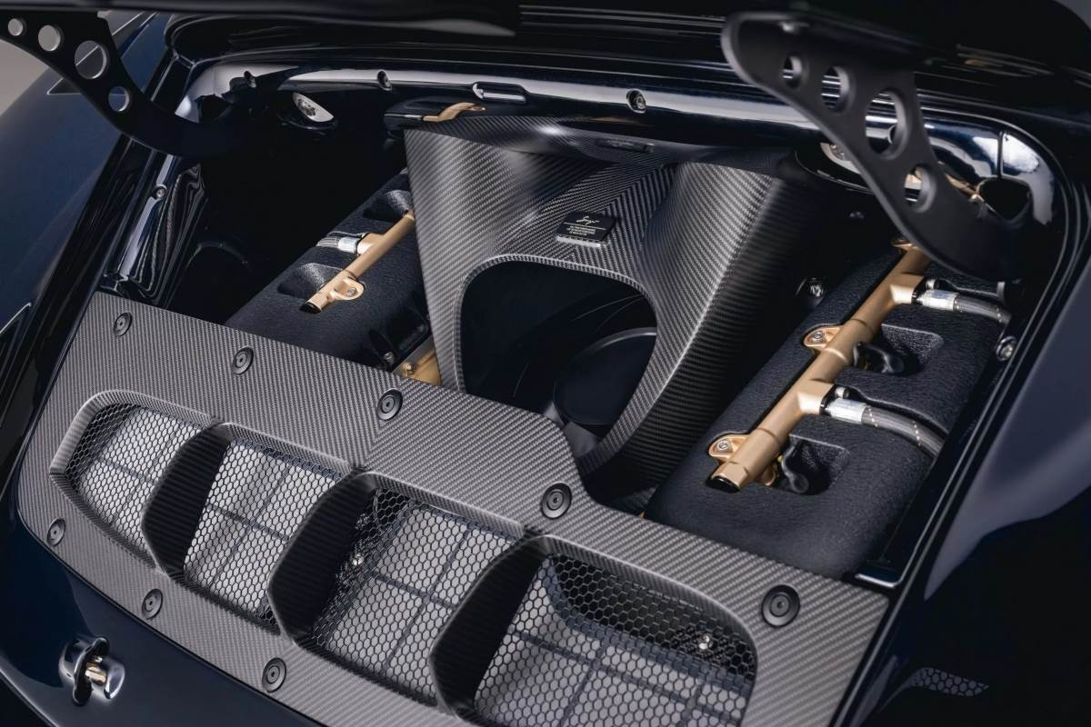 車輛採用一具3.8升雙渦輪增壓水平對臥六缸引擎，經過改造擁有700匹最大馬力。（圖／Singer提供）