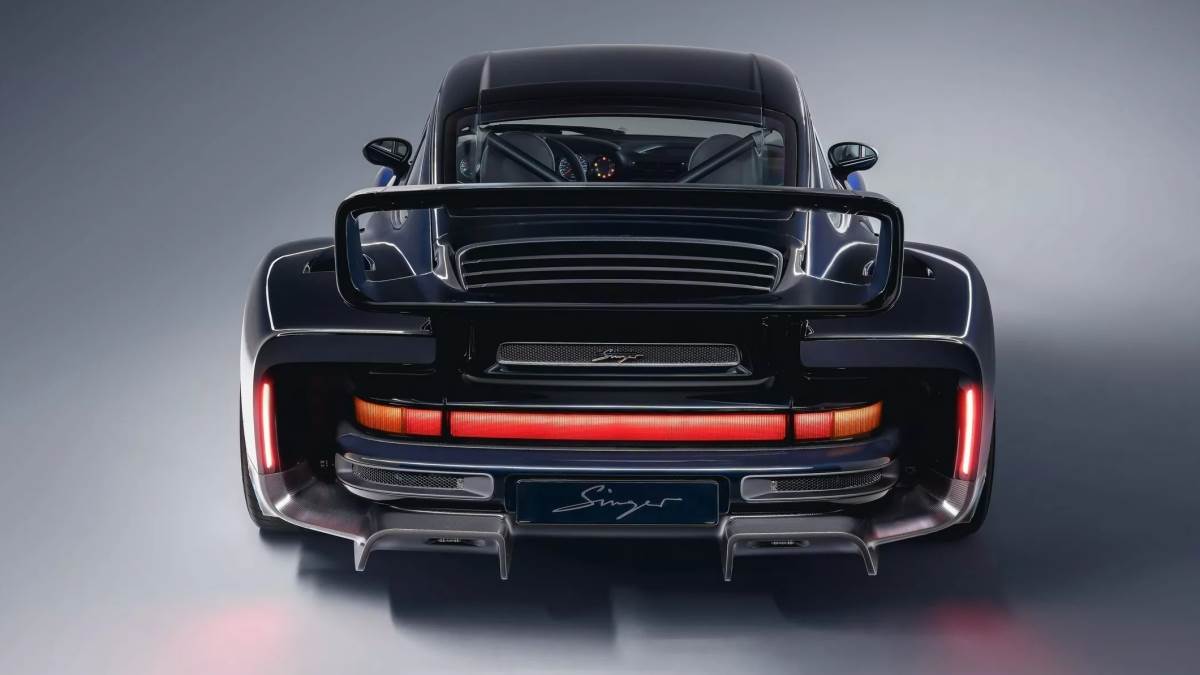 除了巨大尾翼之外，寬體設計也是一大亮點，搭配上極為特別的燈具組，讓人一眼難忘。（圖／Singer提供）