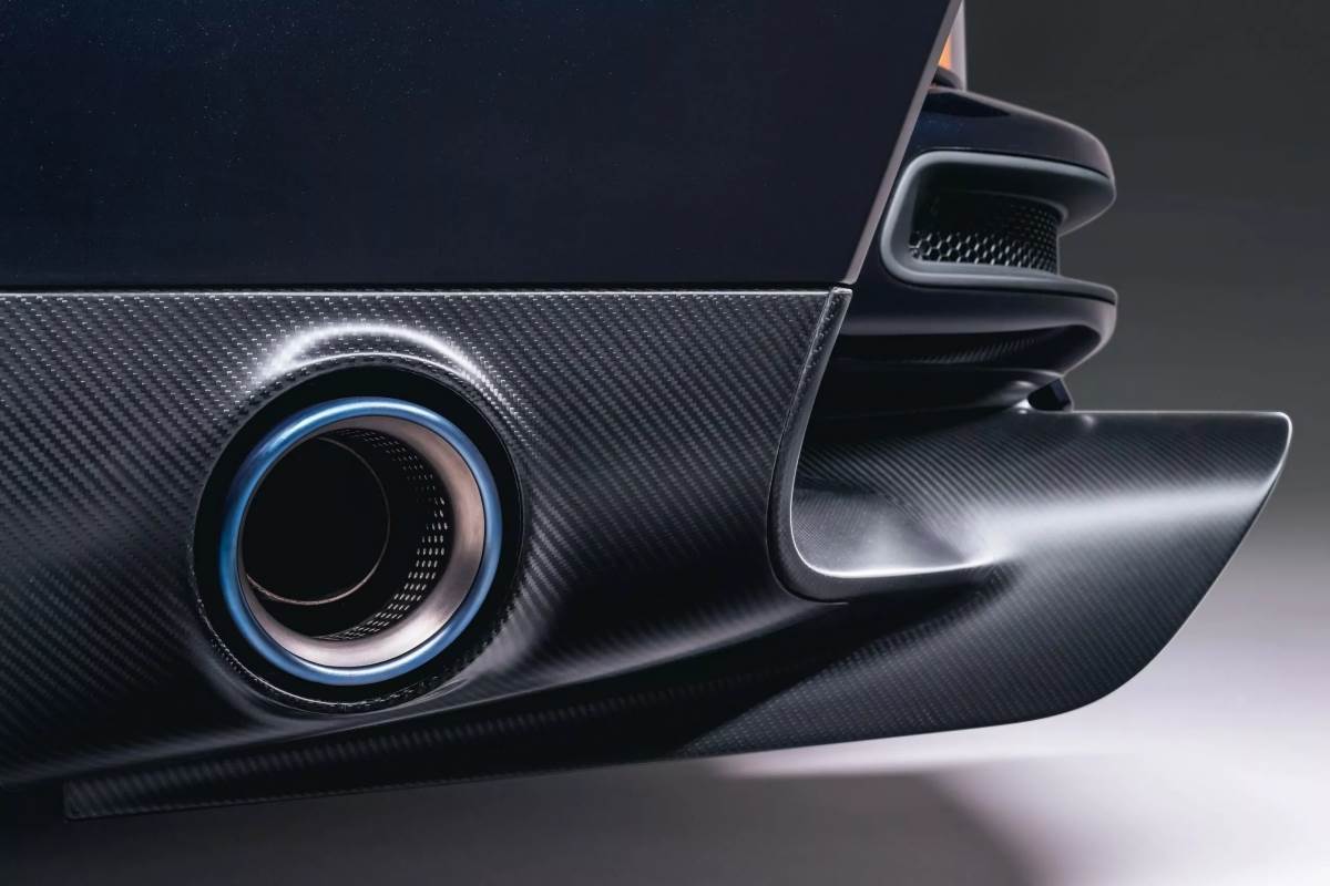 車輛排氣管更改為側邊排氣，由英高鎳合金與鈦金屬製成，不僅大幅減輕重量，更帶來深沉且雄渾的聲浪。（圖／Singer提供）