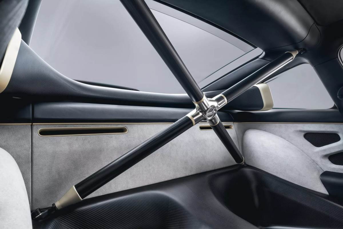 車內配置拉桿加強車體剛性，同時也讓性能氛圍更加濃厚。（圖／Singer提供）