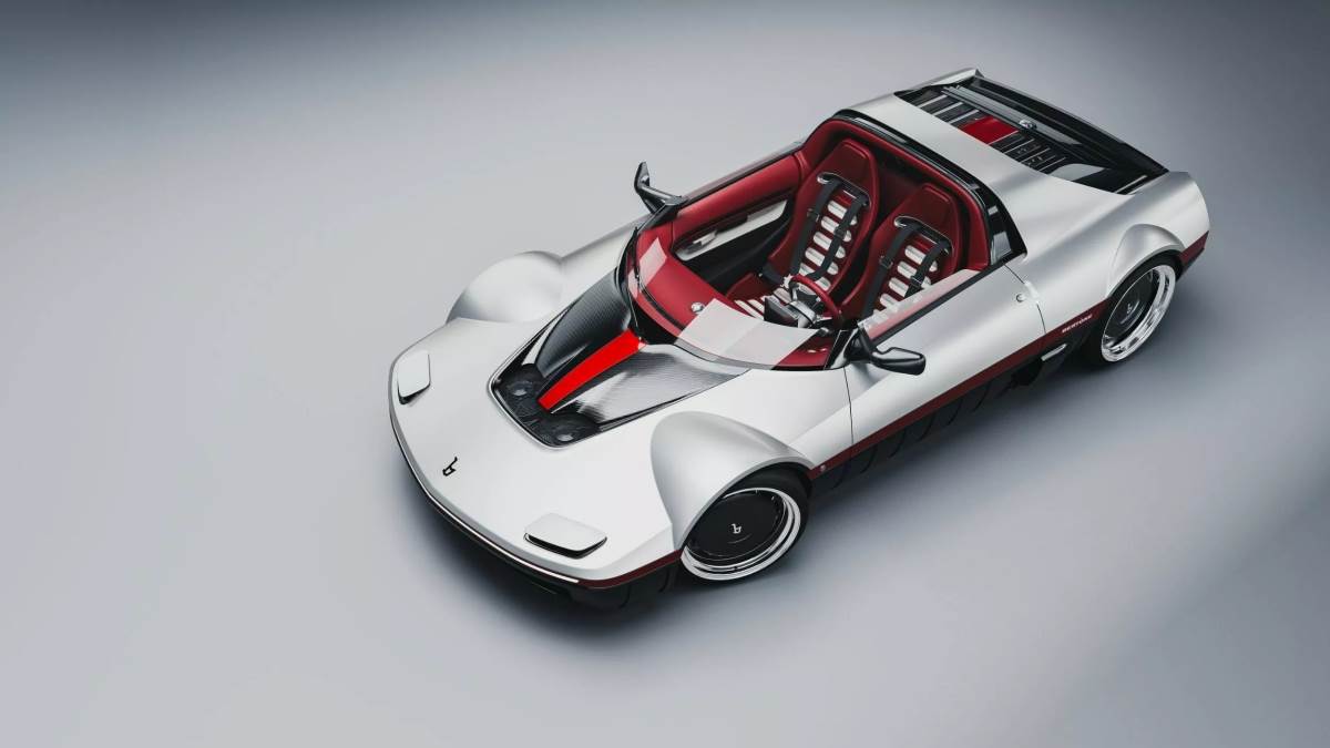 Barchetta僅保留極簡擋風玻璃，賦予駕駛最直接的風與速度感。（圖／Bertone提供）