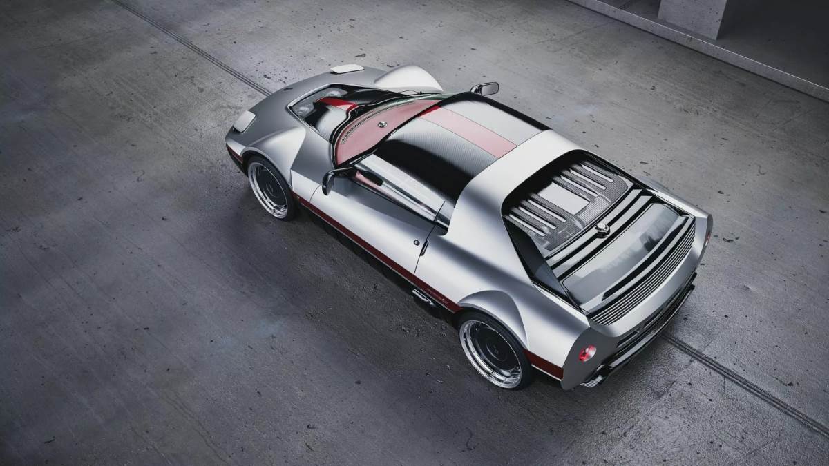 Targa版本配備可拆式車頂板，便於進出車艙。（圖／Bertone提供）