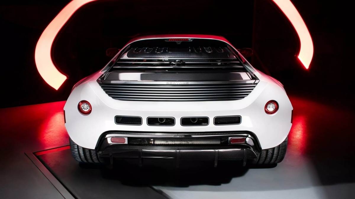 車尾配備滾圓的尾燈、簡潔的最小化保桿設計與暴露的四矩形排氣尾管。（圖／Bertone提供）