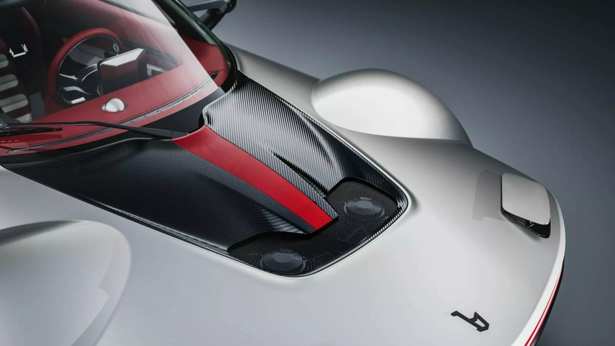 車輛擁有優異空力表現，其前方引擎蓋也有做導風口設計。（圖／Bertone提供）